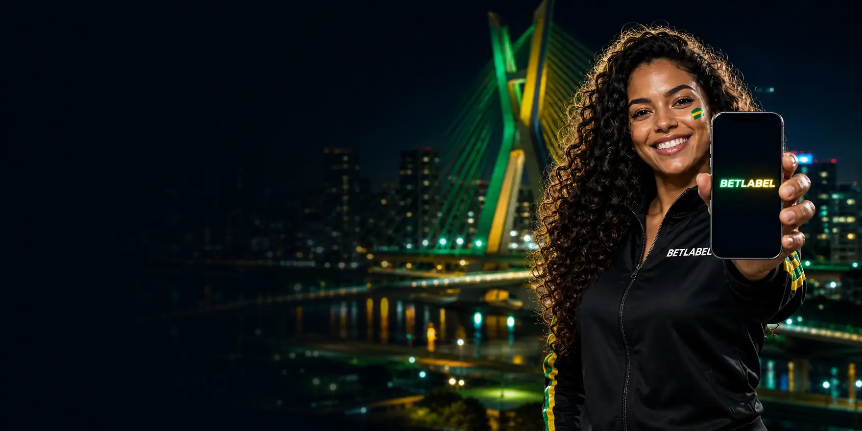 Brasileira com jaqueta preta da BetLabel mostrando um celular com o logotipo BetLabel, com a Ponte Estaiada e São Paulo à noite ao fundo Brasileira com jaqueta preta da BetLabel mostrando um celular com o logotipo BetLabel, com a Ponte Estaiada e São Paulo à noite ao fundo
